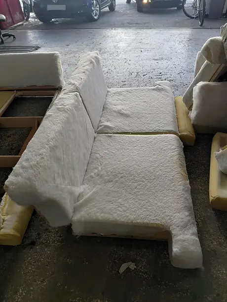 Yeniden döşenecek kanepenin yeni süngerleri